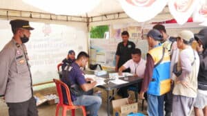 BNN KSB dan Petugas Gabungan Tes Urine Calon Penumpang di Pelabuhan Poto Tano Sumbawa Barat