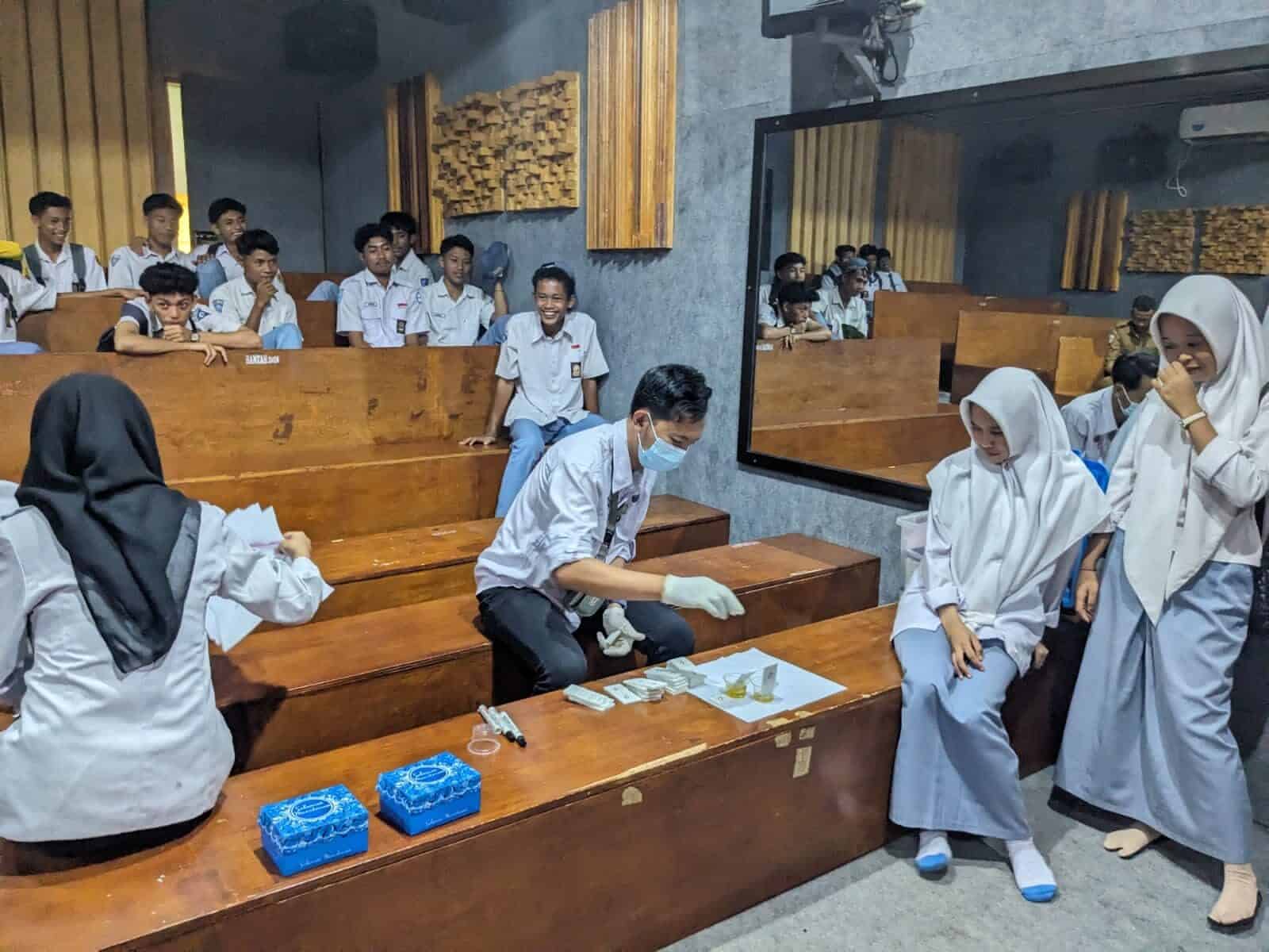 WUJUDKAN LINGKUNGAN SEKOLAH BERSINAR (BERSIH NARKOBA) BNN KSB LAKUKAN SOSIALISASI P4GN DAN TES URINE SISWA-SISWI SMKAN O1 TALIWANG CEGAH NARKOBA BNN KSB LAKUKAN SOSIALISASI P4GN DAN TES URINE SISWA-SISWI SMKAN O1 TALIWANG